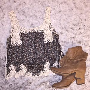 🌸Pretty crochet floral top🌸